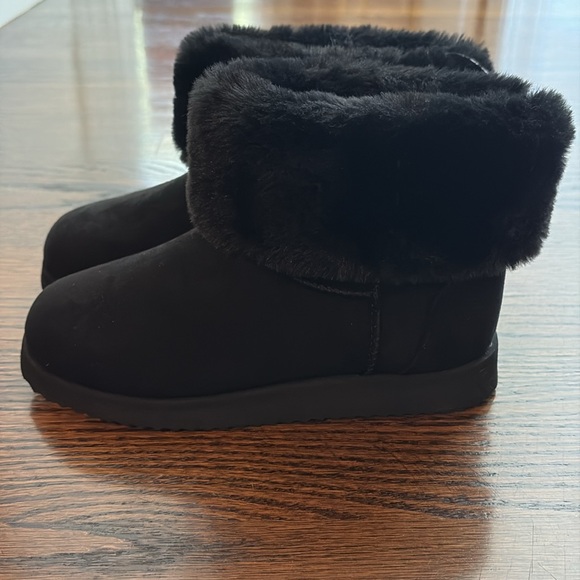 Size 1 black boots with fur trim. - Picture 4 of 5